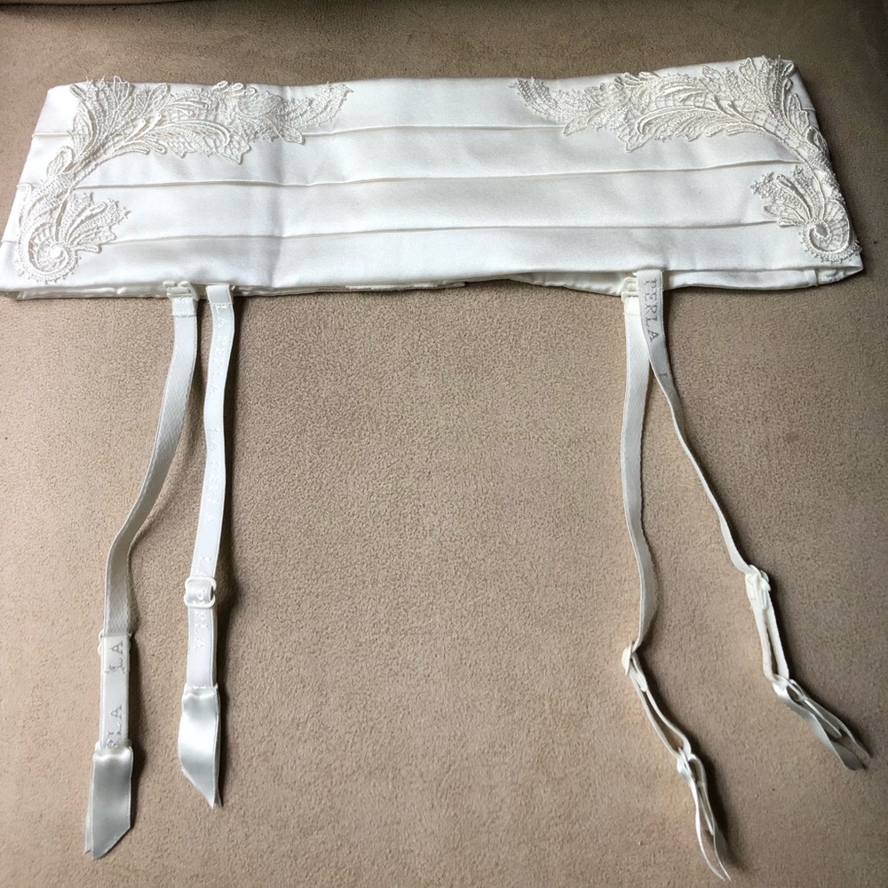 La perla silk satin suspenders
